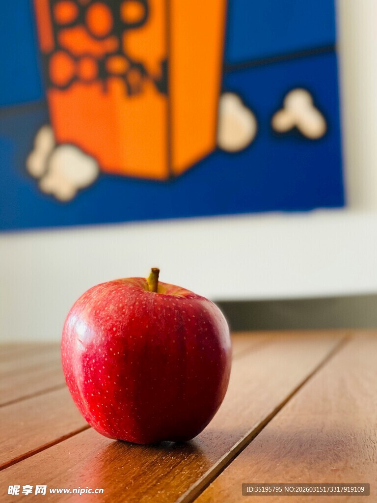红苹果置于木质桌面上