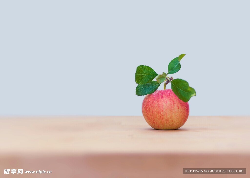 木桌上的鲜桃与绿叶