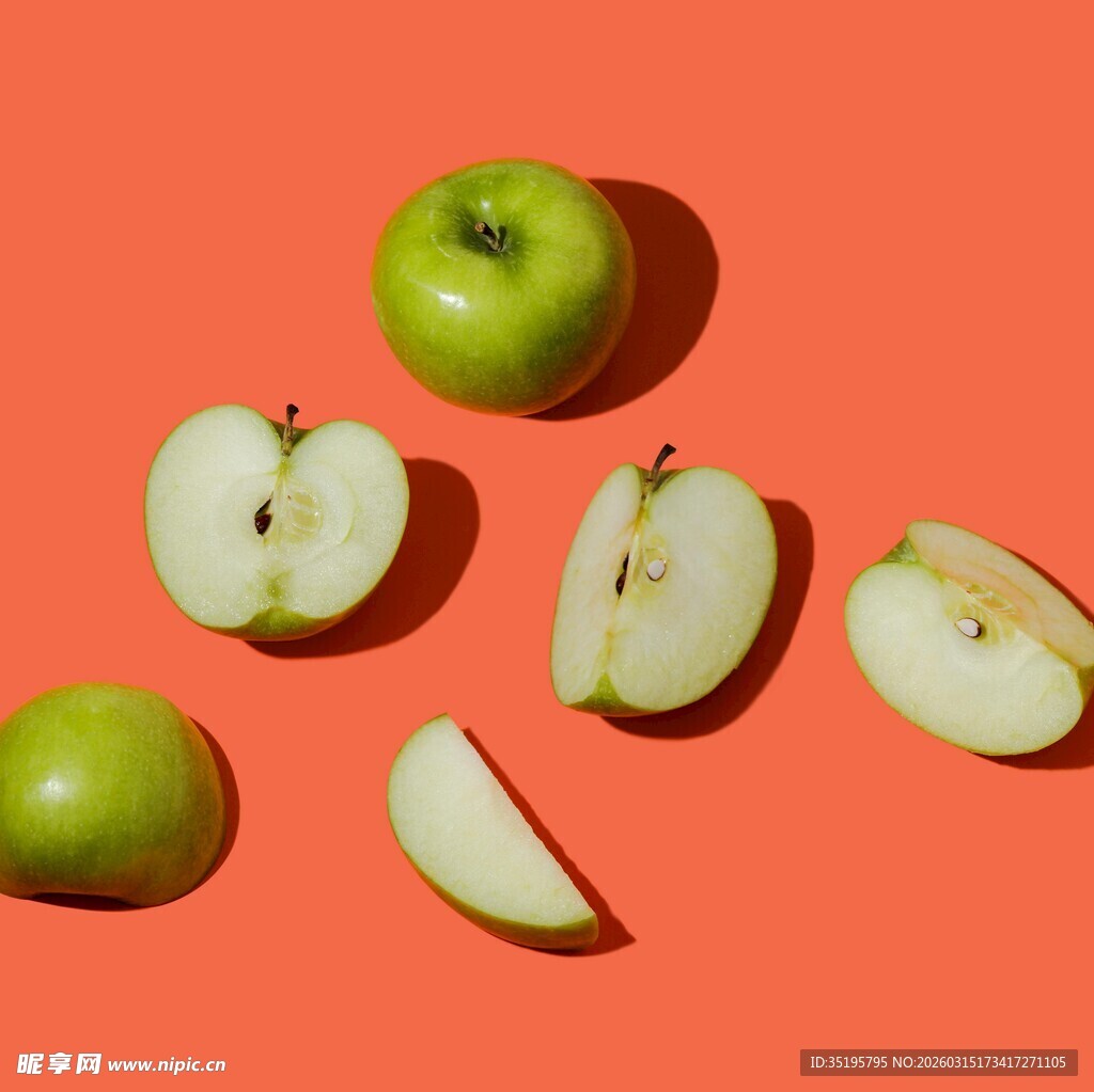 青苹果切片摆放在橙背景