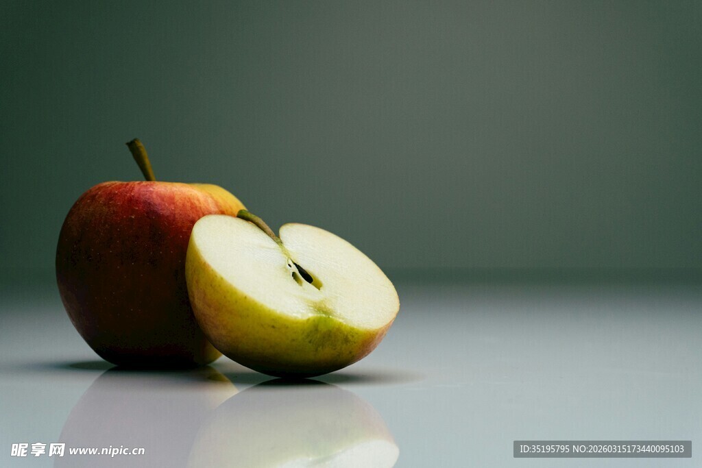 新鲜苹果一半切开展示