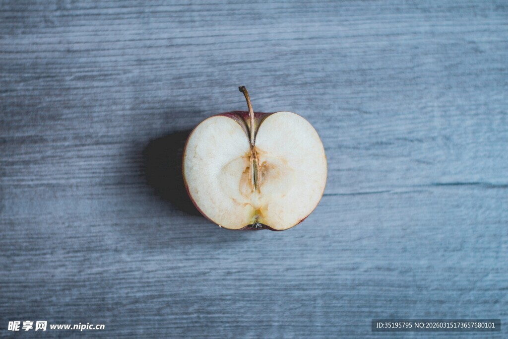 切开的苹果置于蓝色背景