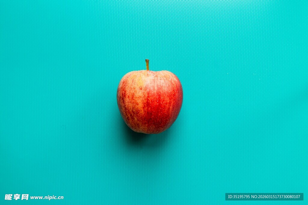 青色背景上的红苹果