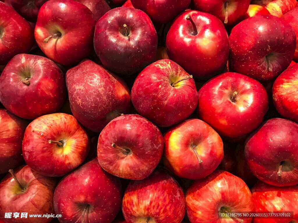 红彤彤的新鲜苹果堆叠