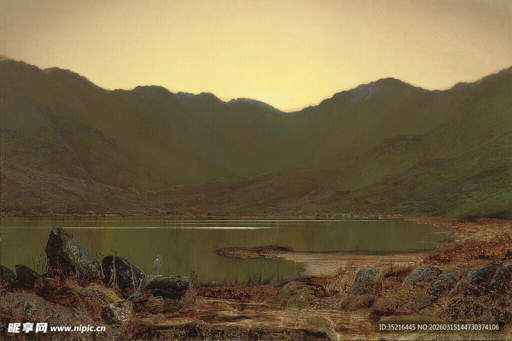 山间湖畔的静谧风光