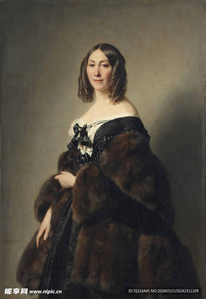 身着皮草的古典优雅女士