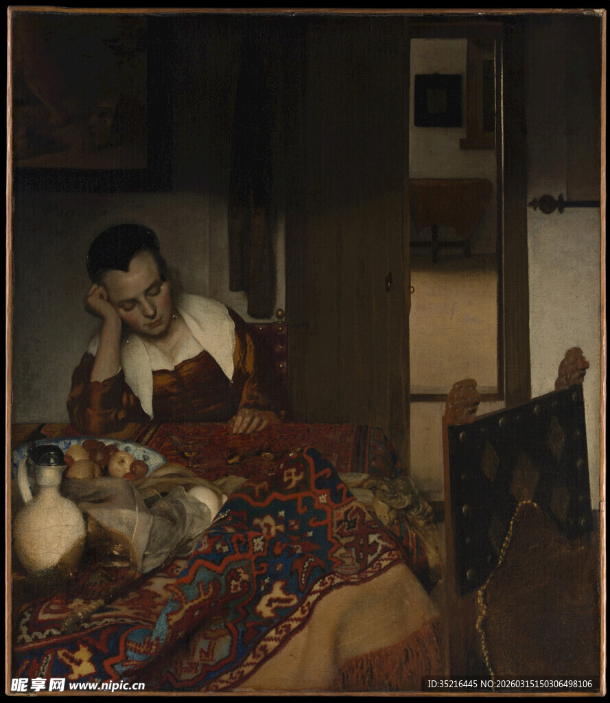 女子静思于多彩织物旁