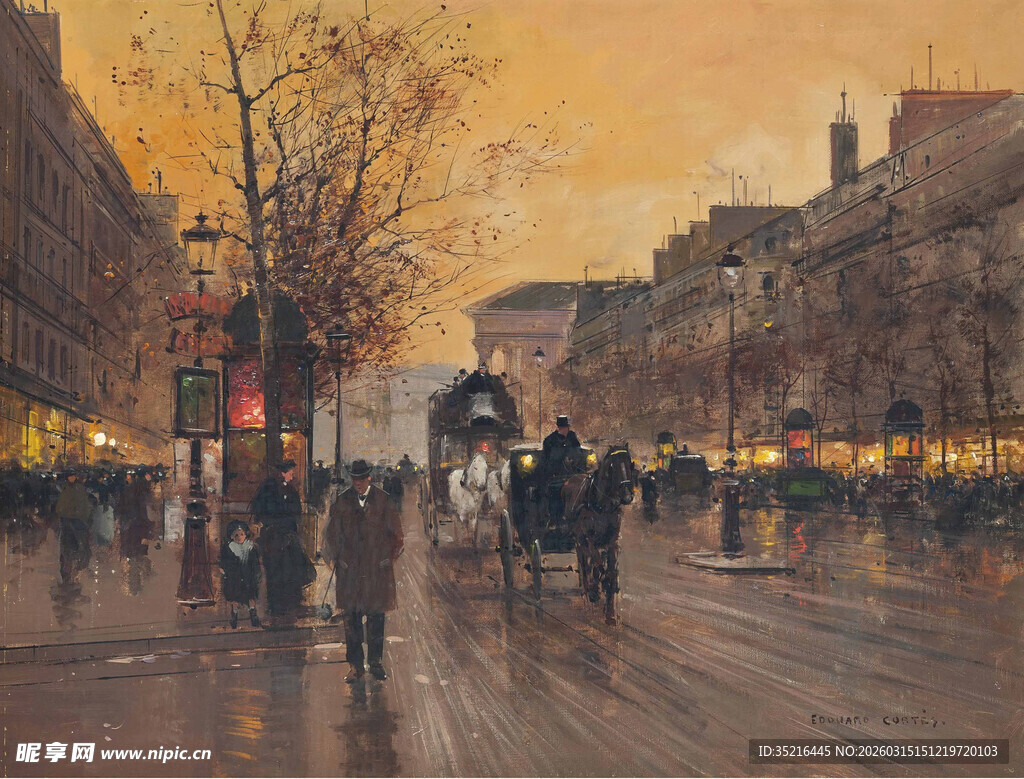 黄昏下的城市街道行人景