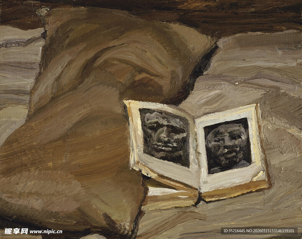 旧枕旁翻开的古朴书籍