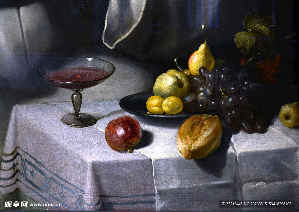 桌上的水果与酒杯