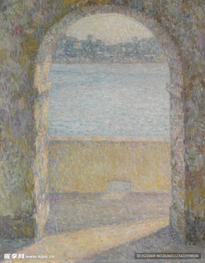拱形门洞外的开阔景致