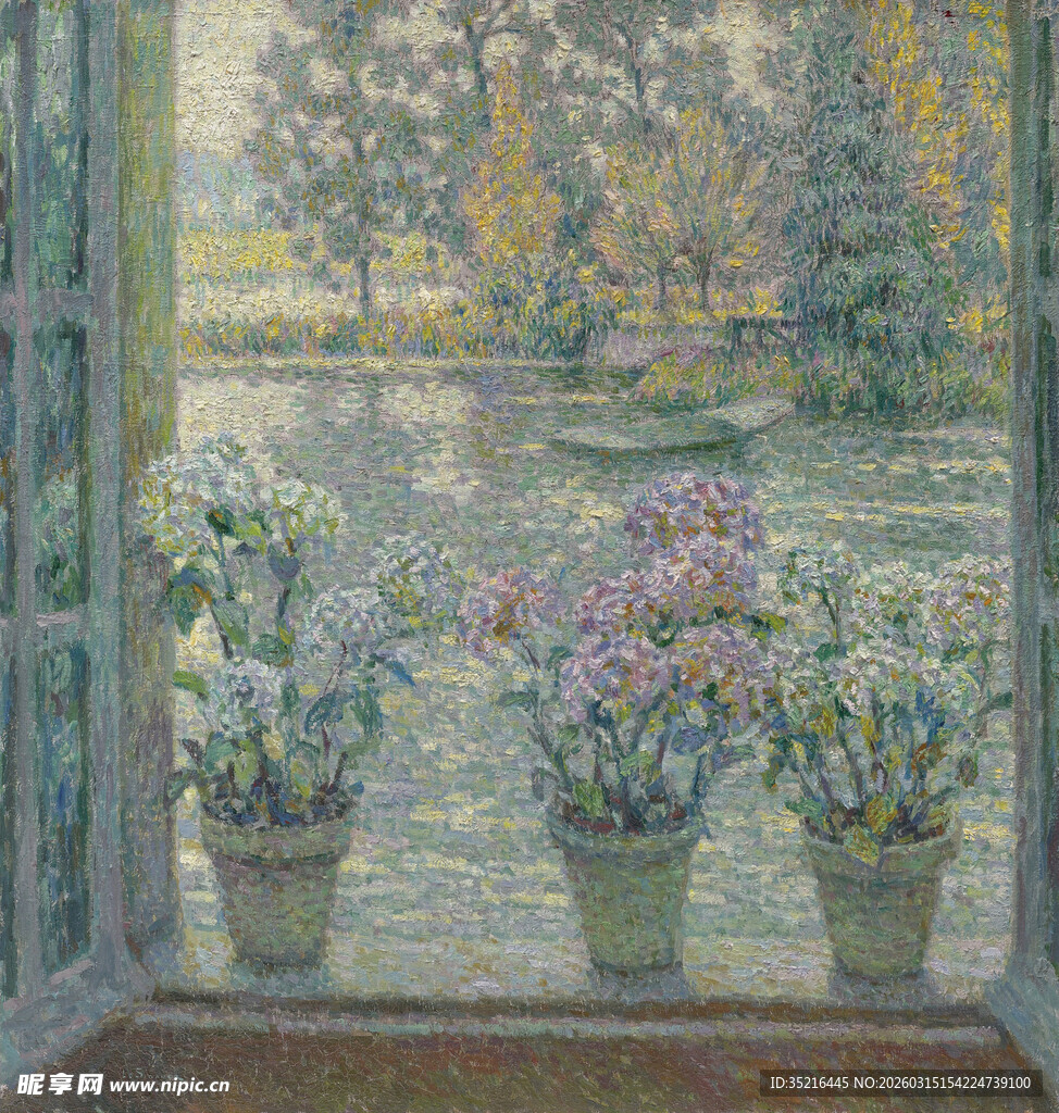 窗边花卉与户外湖景风光