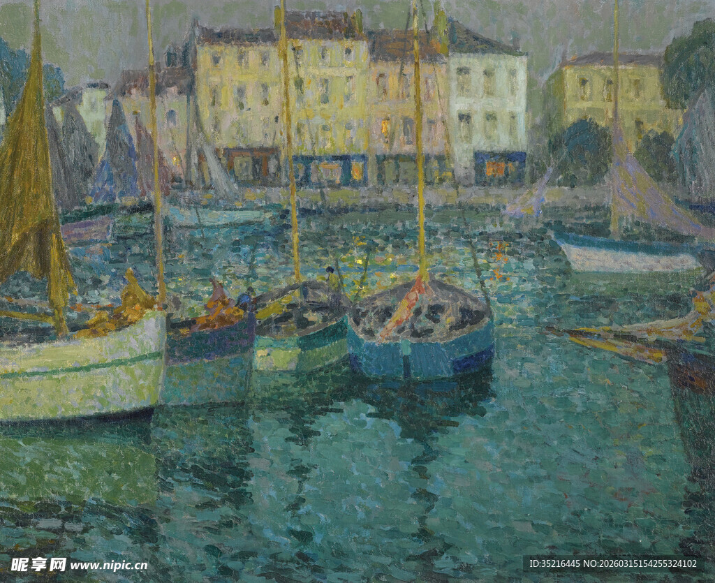 港口停泊的多彩船只