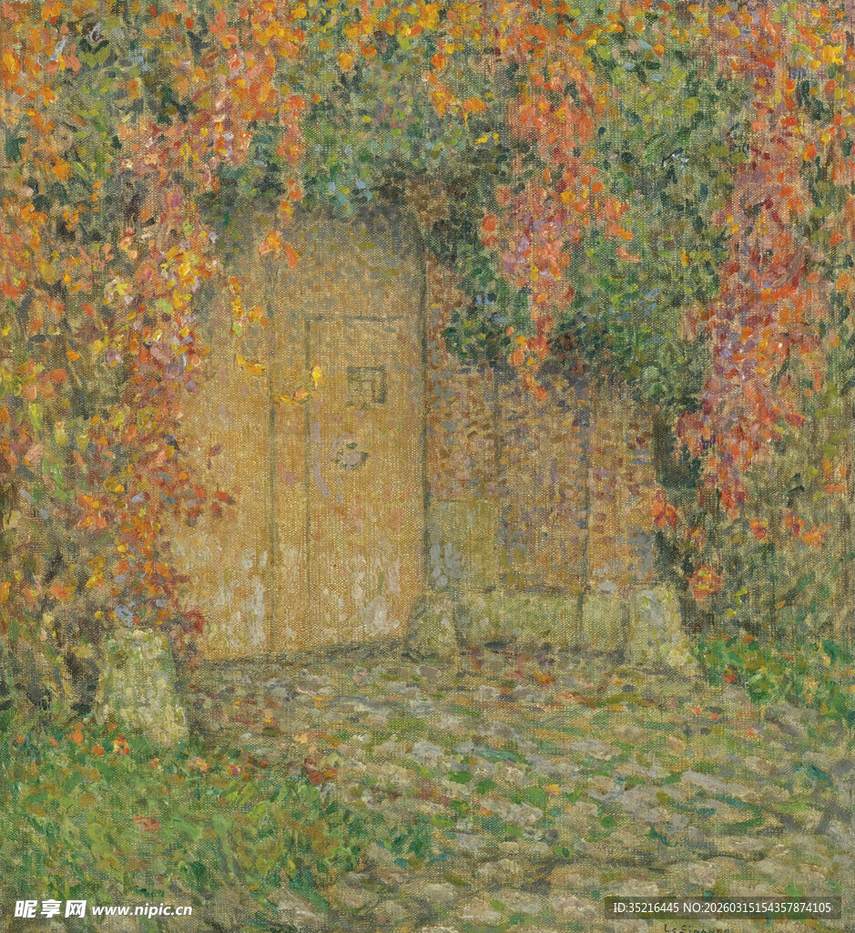 秋日藤蔓环绕的古朴木门