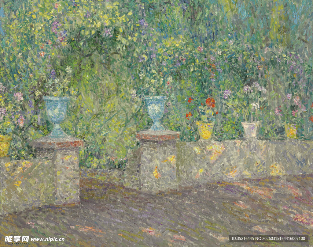 花园中的古典花瓶景致