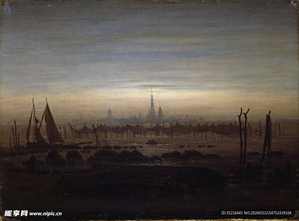 黄昏下的港口船只景象