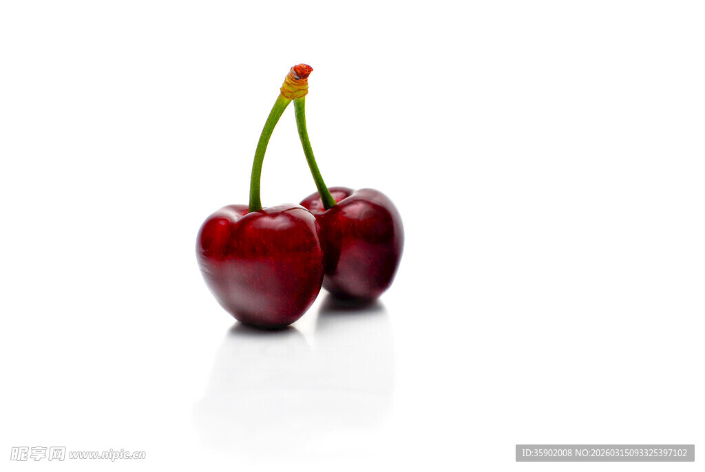 两颗鲜红饱满的樱桃