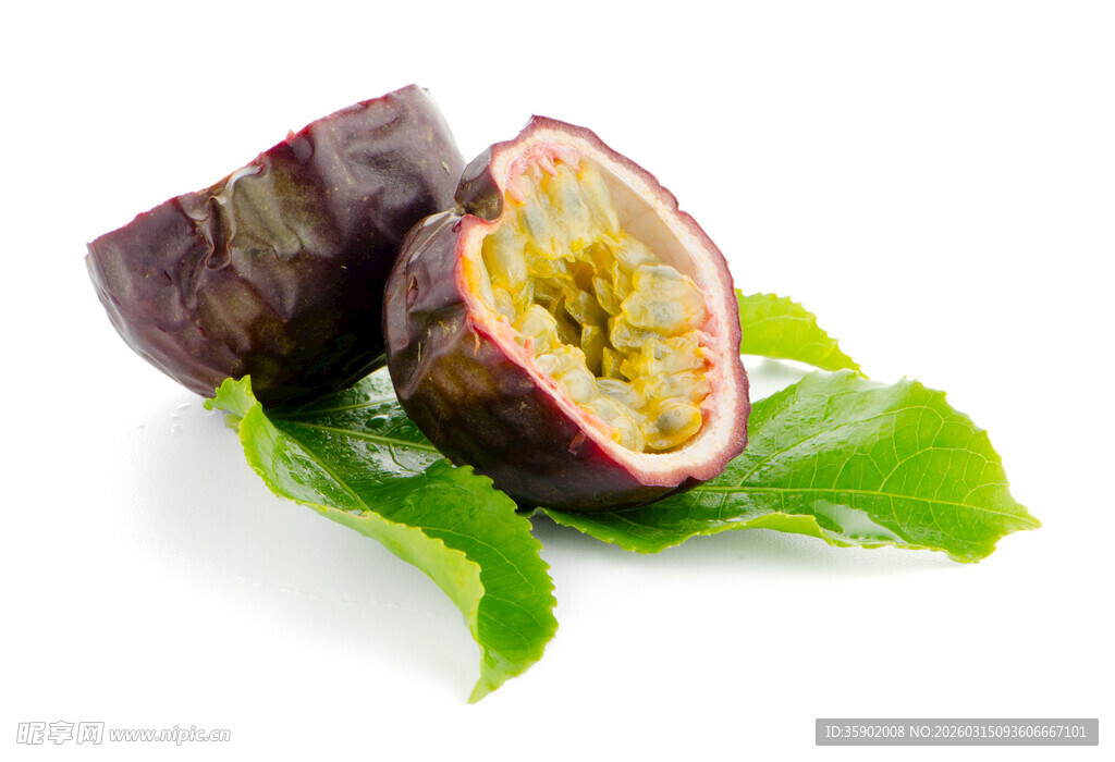 切开的百香果带绿叶