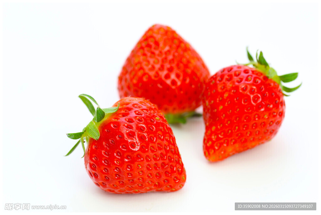 三颗鲜红饱满的新鲜草莓
