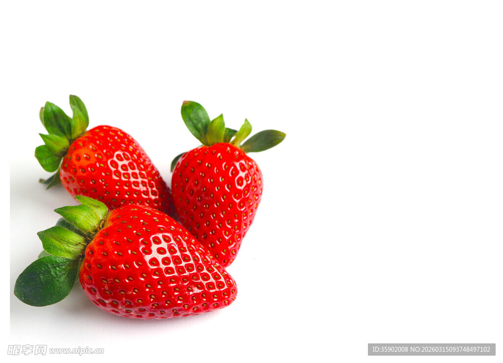 三颗鲜红草莓带绿叶