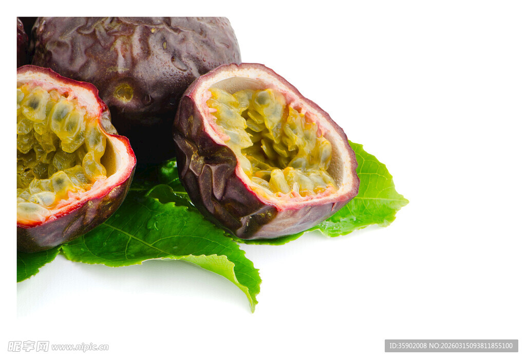 切开的百香果配绿叶