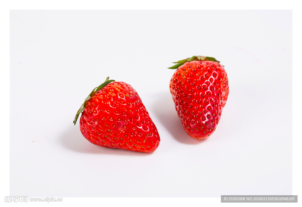 两颗鲜红草莓特写