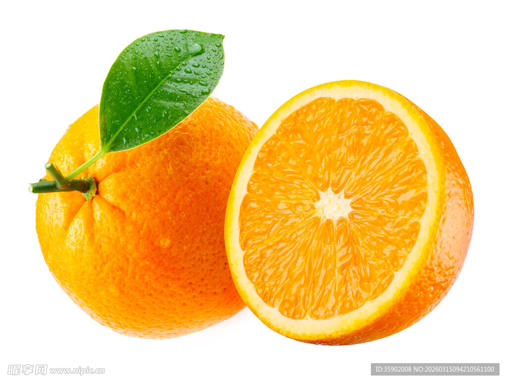 新鲜橙子一半切片带绿叶