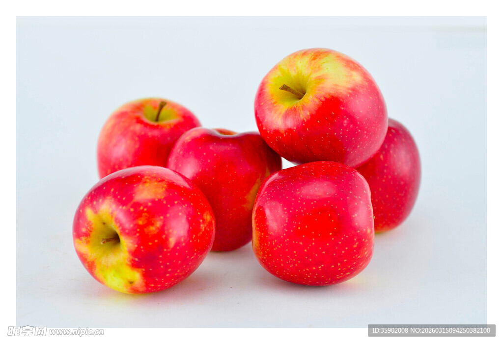 新鲜红苹果堆叠展示