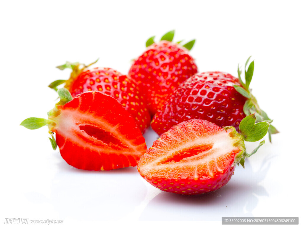 新鲜诱人的切开草莓