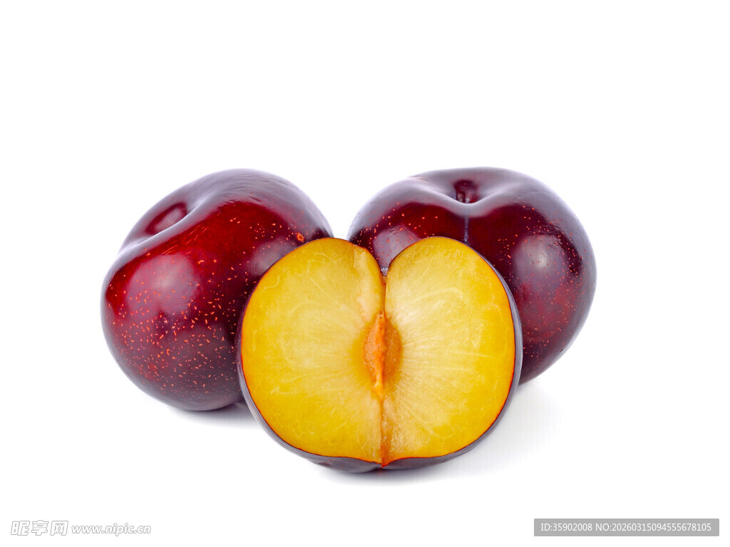 新鲜李子一颗切开展示果肉