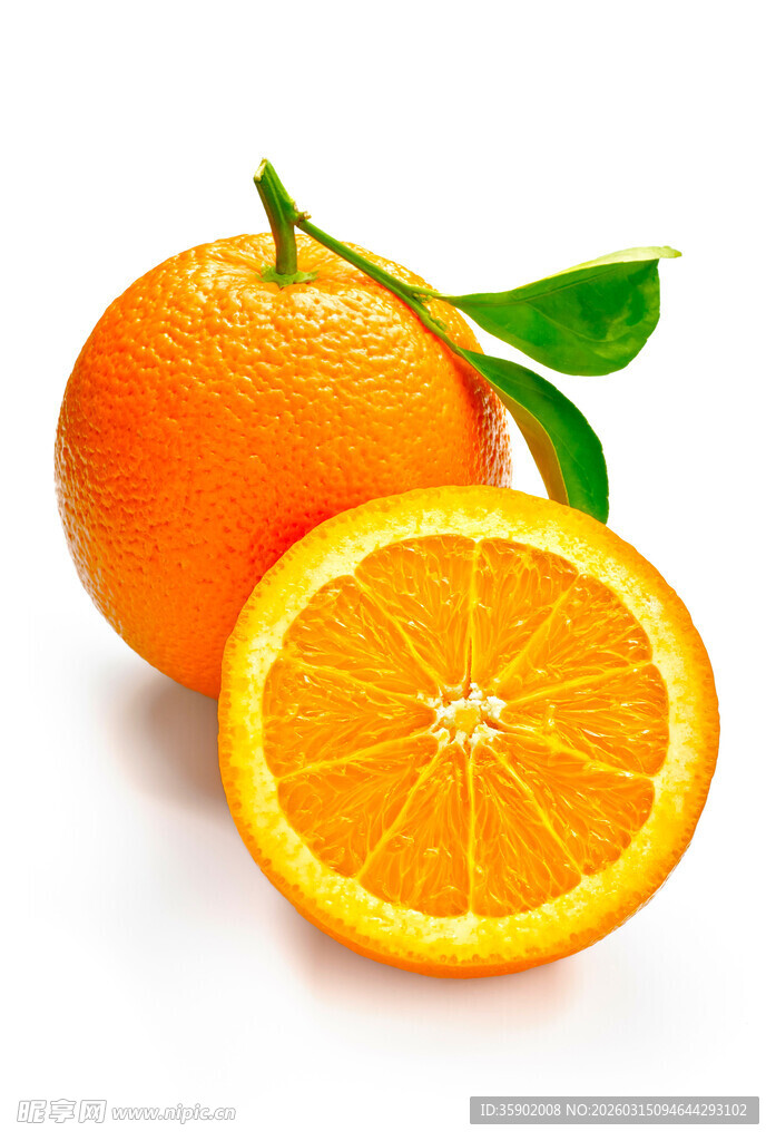 新鲜橙子一半切开带绿叶