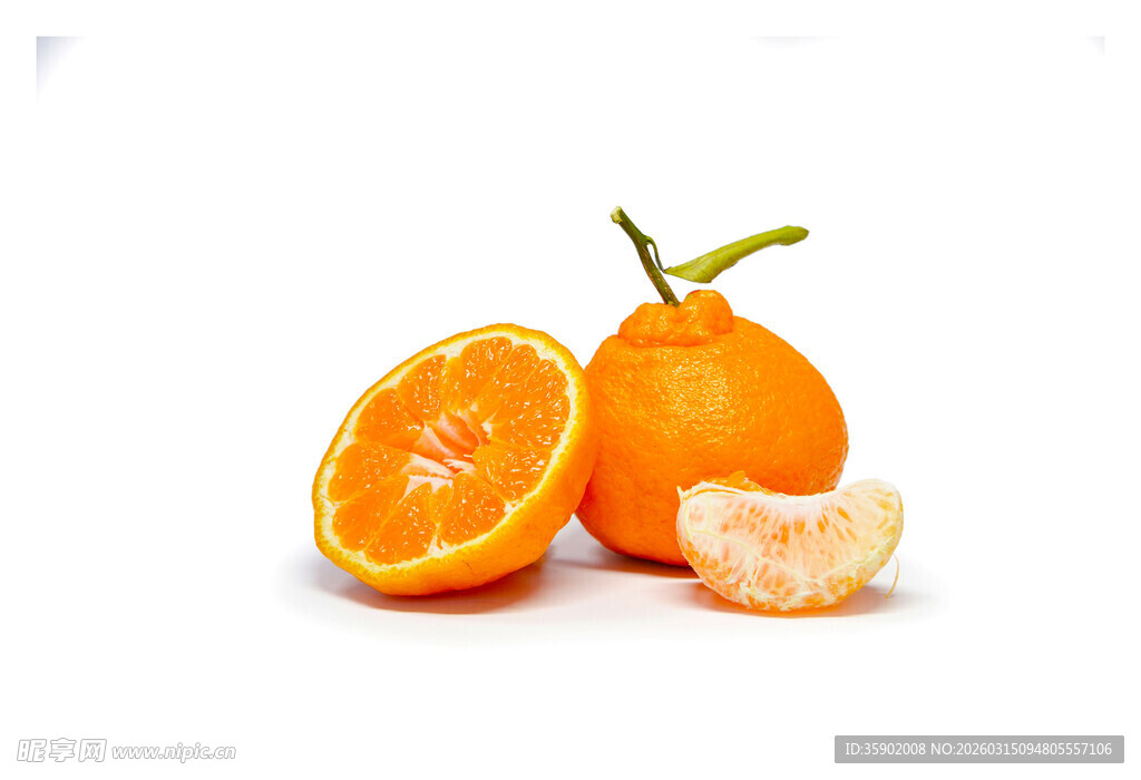 新鲜橘子完整与切开展示