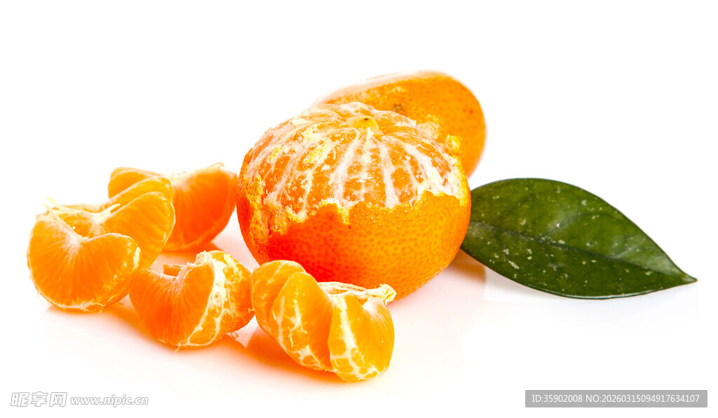 剥开的鲜橙与橙瓣