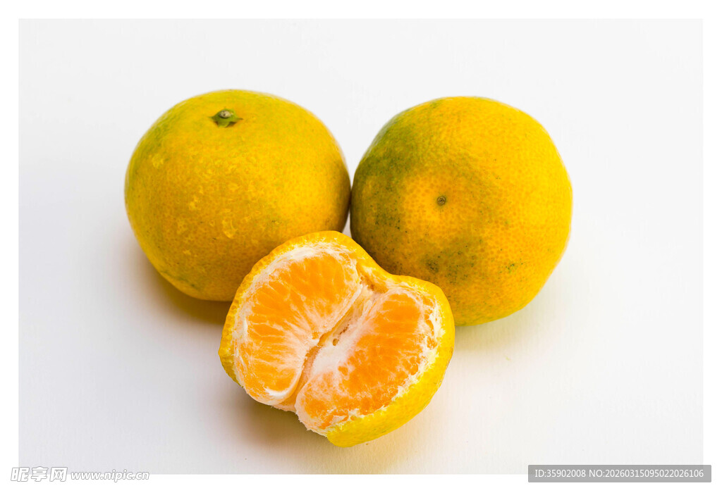 新鲜黄橘一个已剥开
