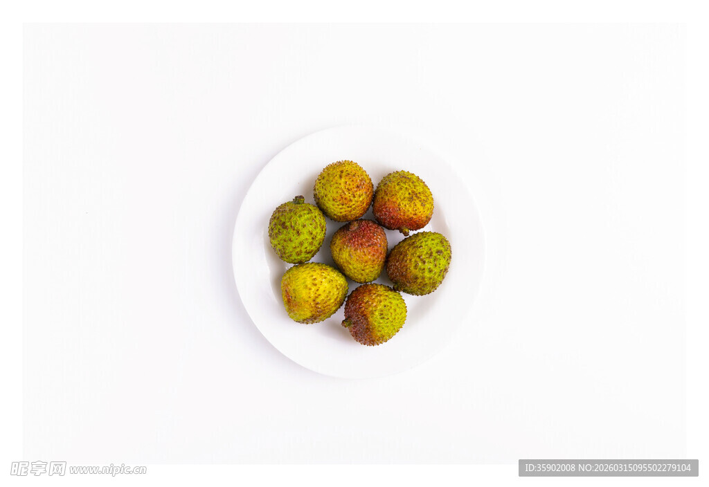 白色盘上的多彩果实