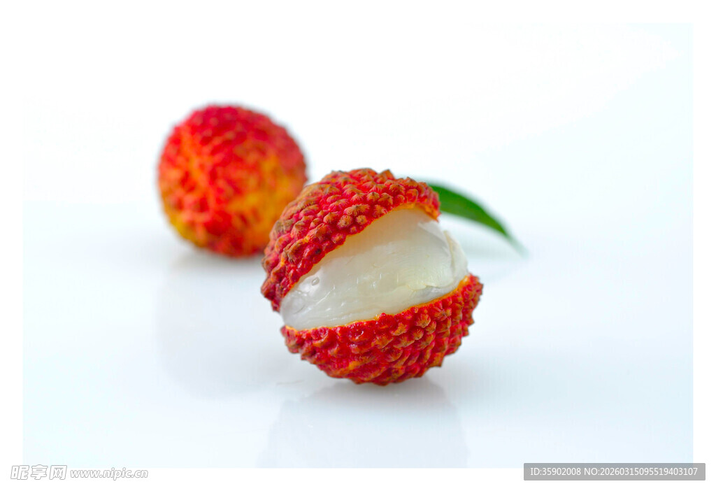 新鲜剥开的诱人红荔枝