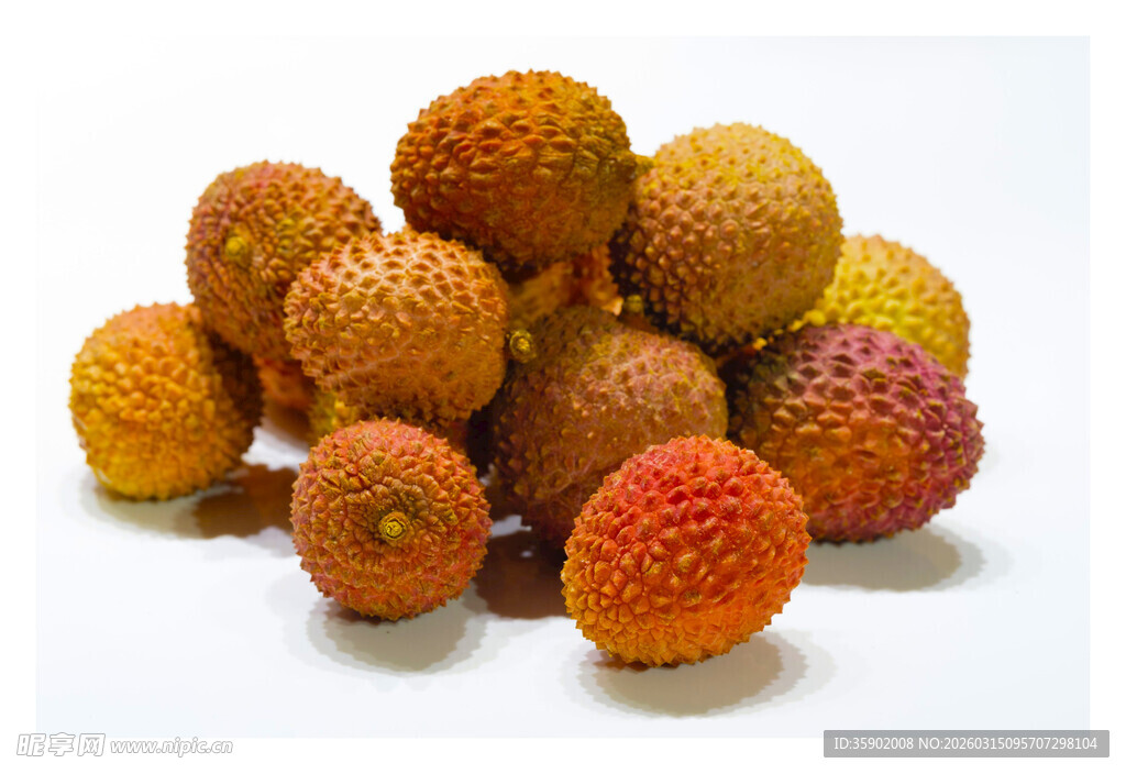 新鲜饱满荔枝堆叠