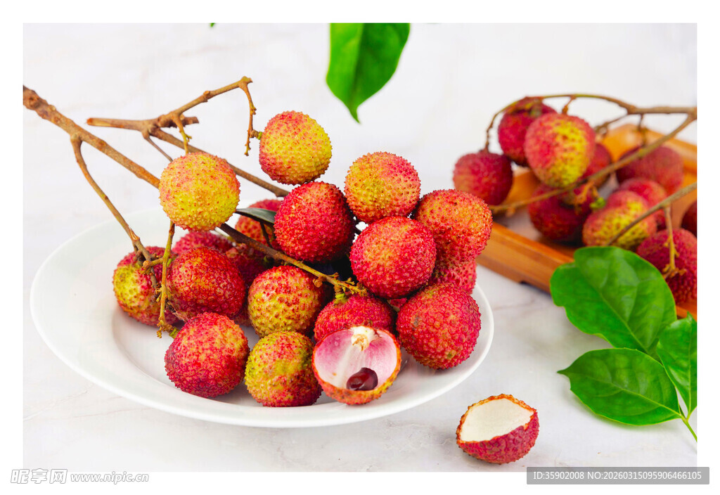 新鲜荔枝果实摆放在盘中