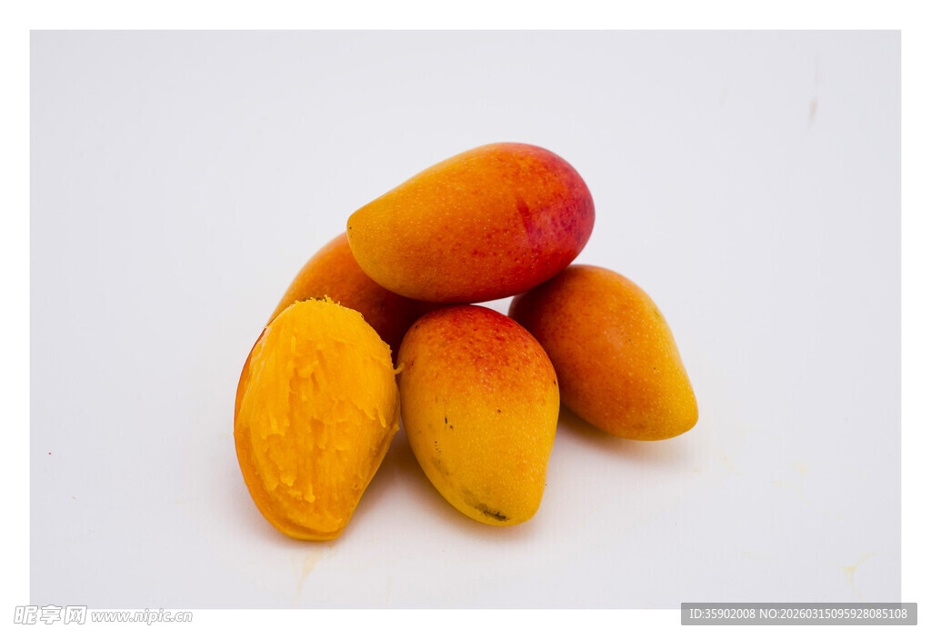 新鲜诱人的黄芒果堆叠