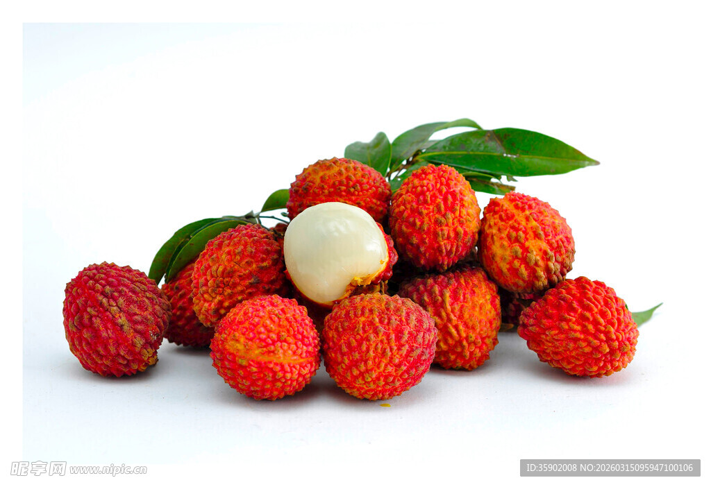 新鲜荔枝堆叠一颗带壳