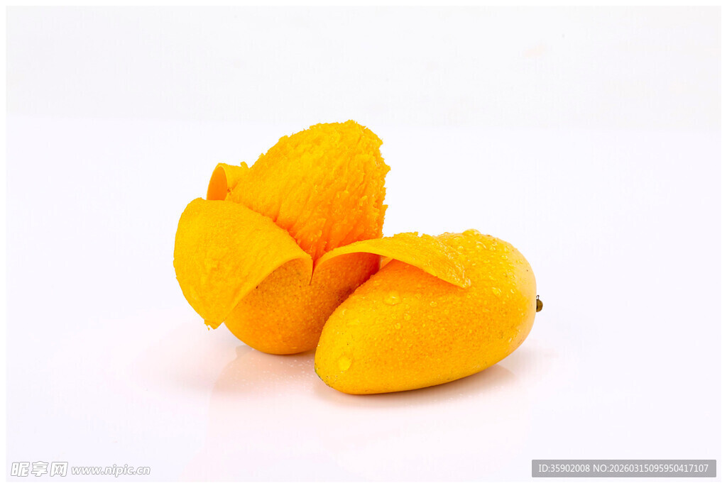 新鲜切开的黄色芒果果肉