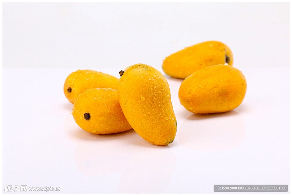 四个鲜黄芒果摆拍图