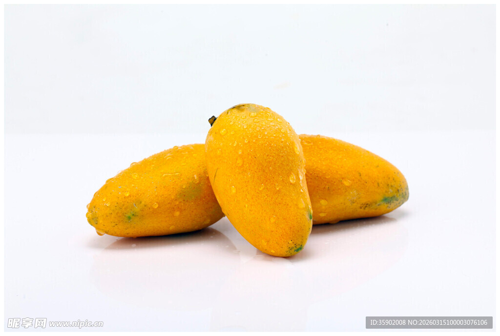 三个金黄芒果