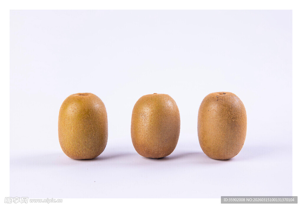 三颗圆润棕黄色果实摆件