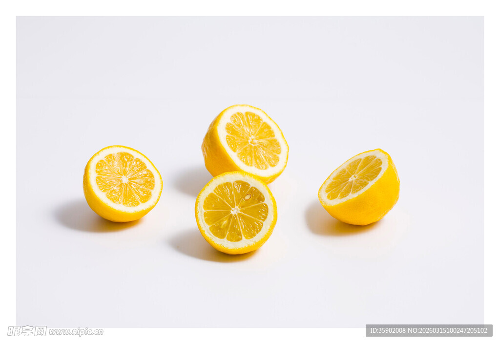 新鲜切开的柠檬