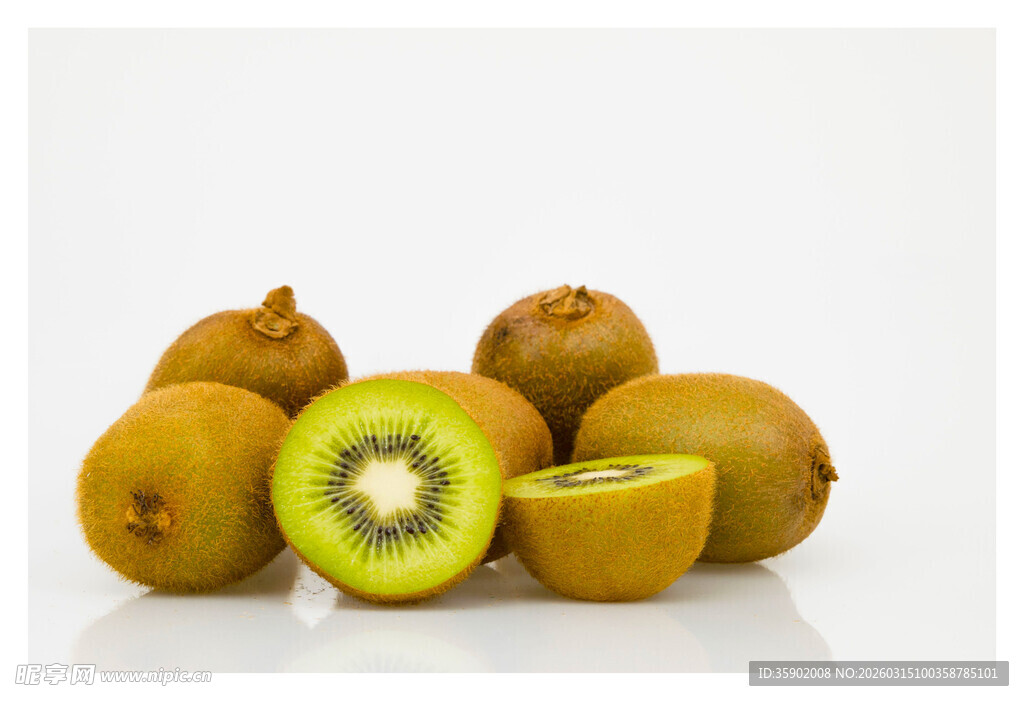 新鲜猕猴桃堆叠与切面展示