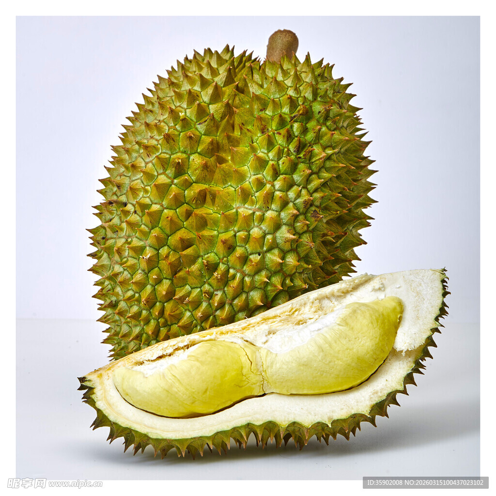 新鲜榴莲一半完整一半切开