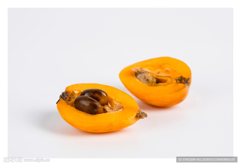 切开的新鲜柿子