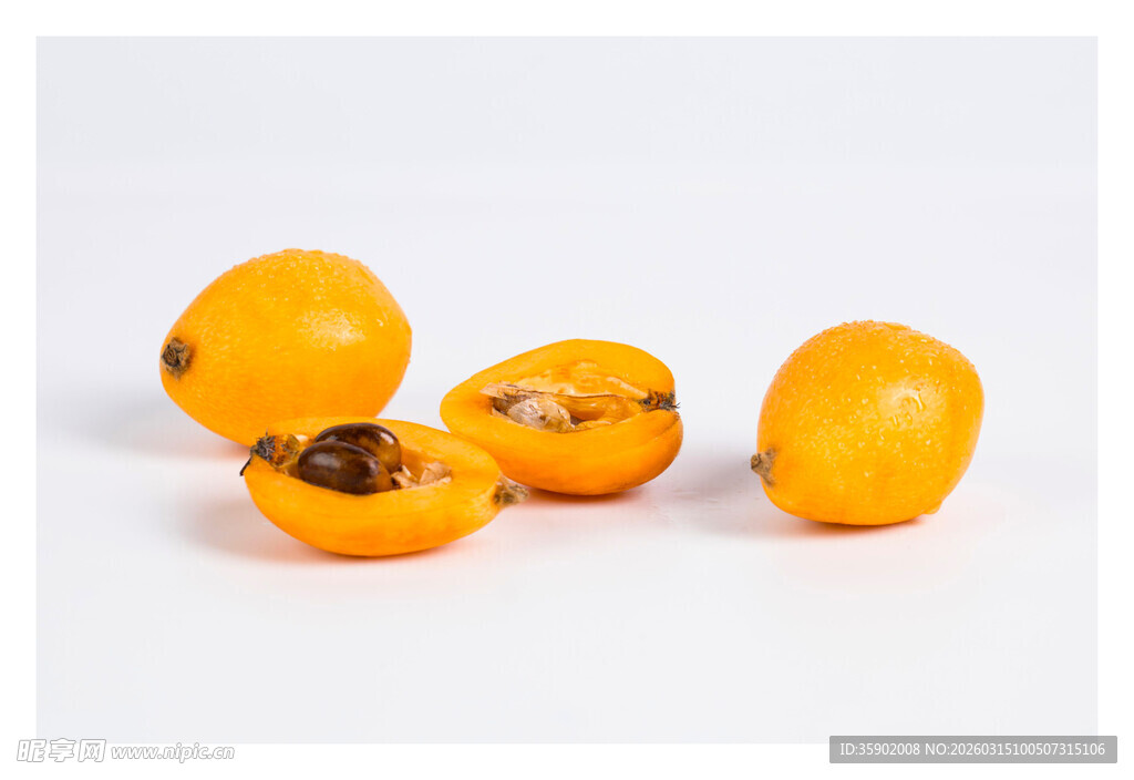 新鲜黄柿子饱满诱人