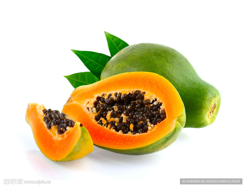 新鲜切开的木瓜及绿叶