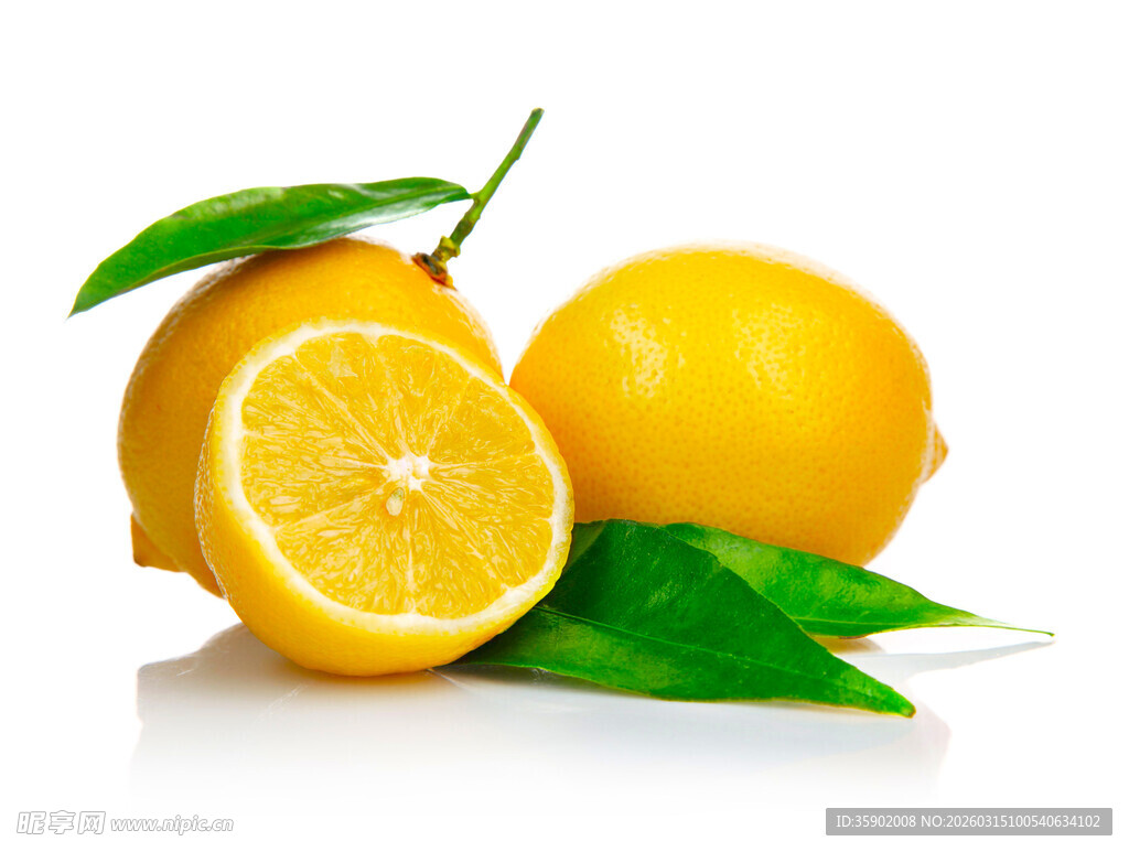新鲜柠檬饱满多汁带绿叶